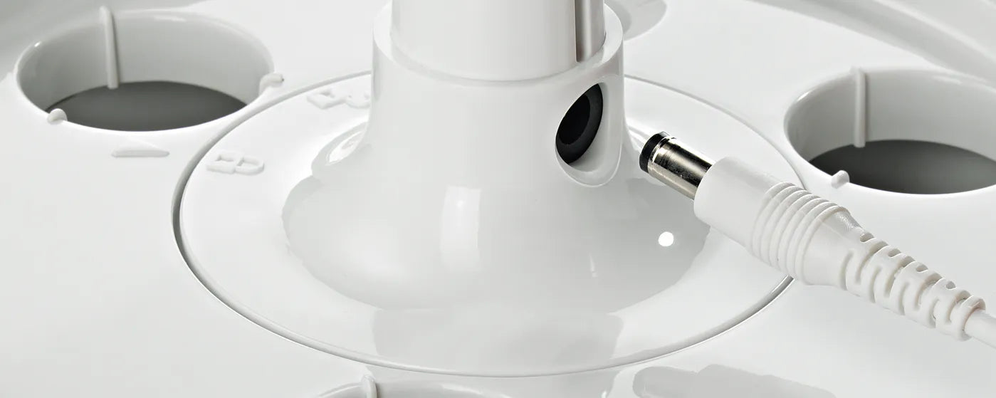 Virtajohdon liittäminen Bosch SmartGrow 3 -kasvatuslaitteeseen.