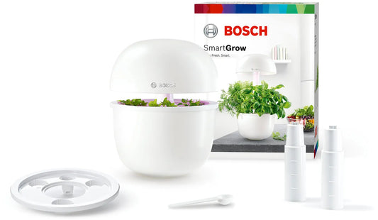 Bosch SmartGrow 3 -laitteessa idätetyt yrtit kasvavat vihreinä.